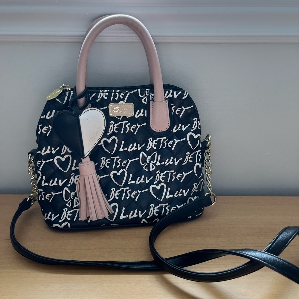 BETSEY JOHNSON - Black and Baby Pink Heart crossbody Bag